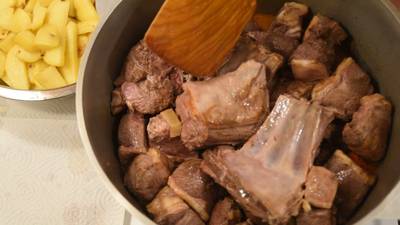 Делаем мясо с вином в казане без костра. 