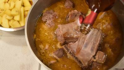 Делаем мясо с вином в казане без костра. Делаем мясо с вином в казане без костра.