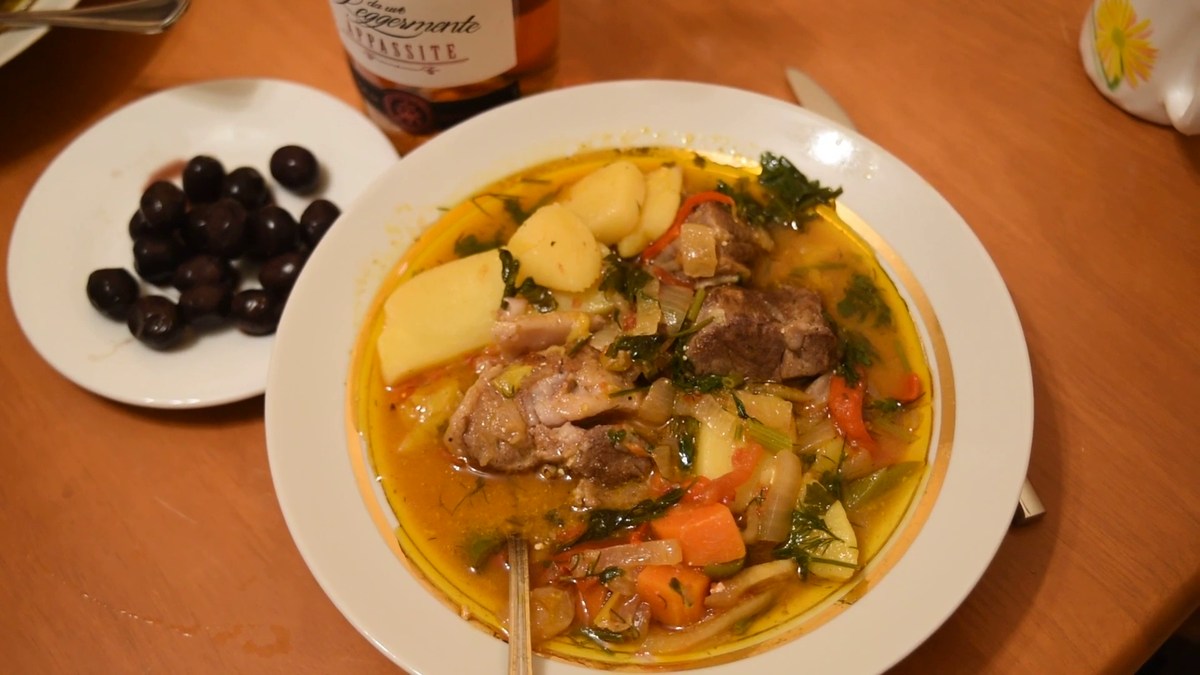 Еда на столе. Делаем мясо с вином в казане без костра. Рецепт от OS Media Кухня.