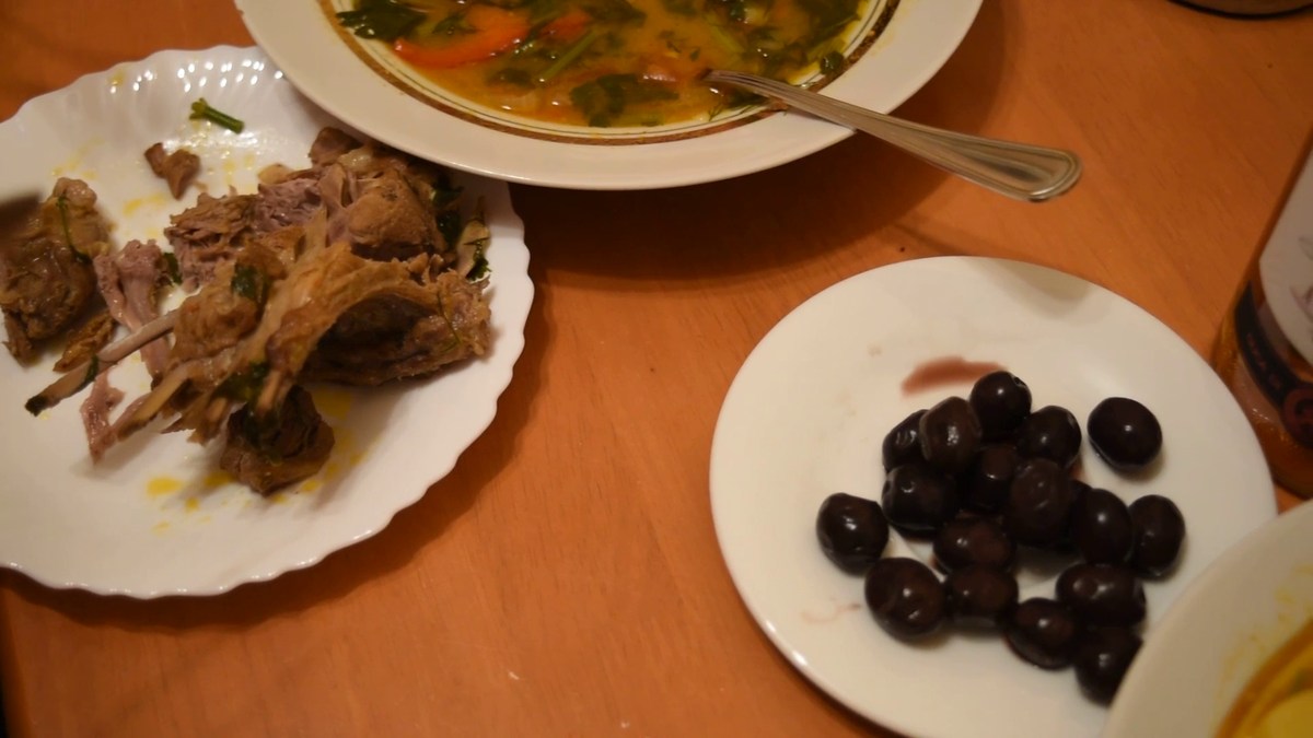 Еда на столе. Делаем мясо с вином в казане без костра. Рецепт от OS Media Кухня.