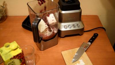 Делаем коктейль из мороженого с клюквенным соком. Делаем коктейль из мороженого с клюквенным соком.