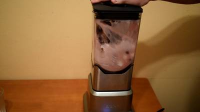 Делаем коктейль из мороженого с клюквенным соком. 