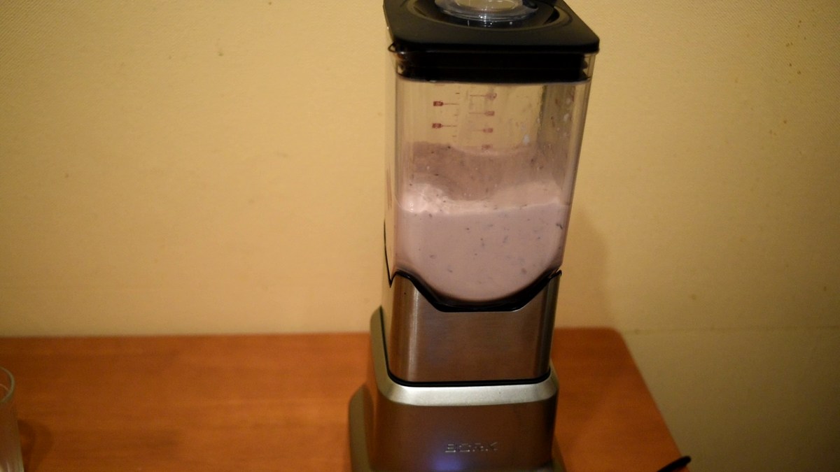  Делаем коктейль из мороженого с клюквенным соком. 