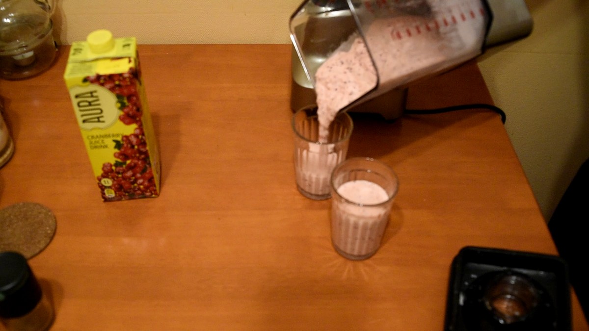  Делаем коктейль из мороженого с клюквенным соком. 