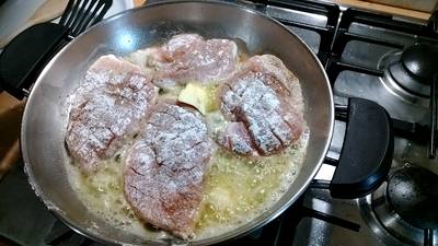 Жарим куриные грудки с мёдом и чесноком. Жарим куриные грудки с мёдом и чесноком.