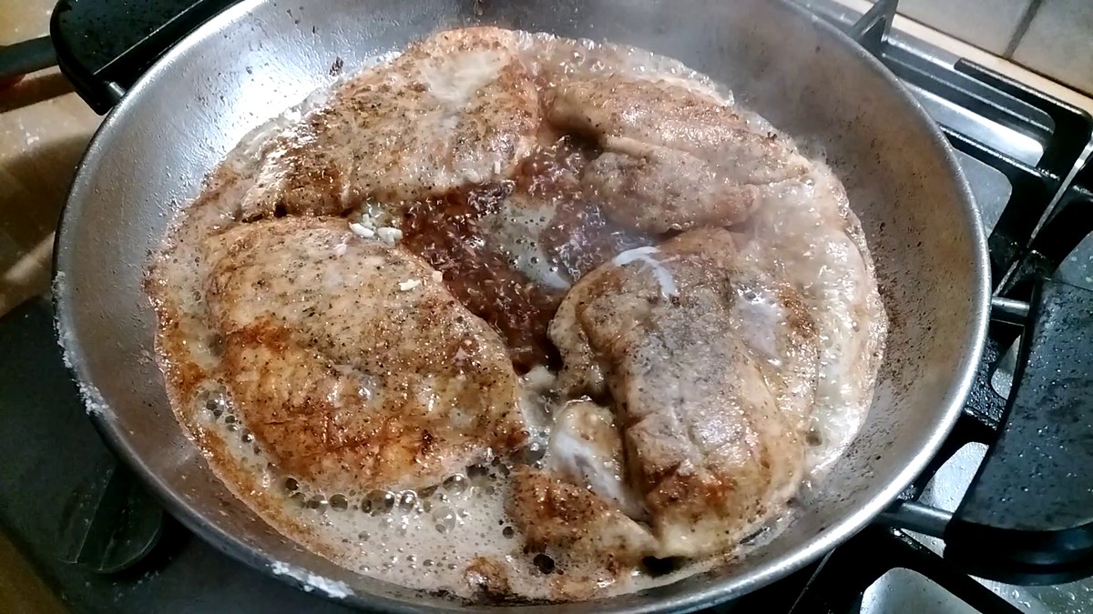  Жарим куриные грудки с мёдом и чесноком.