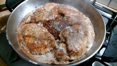 Жарим куриные грудки с мёдом и чесноком.