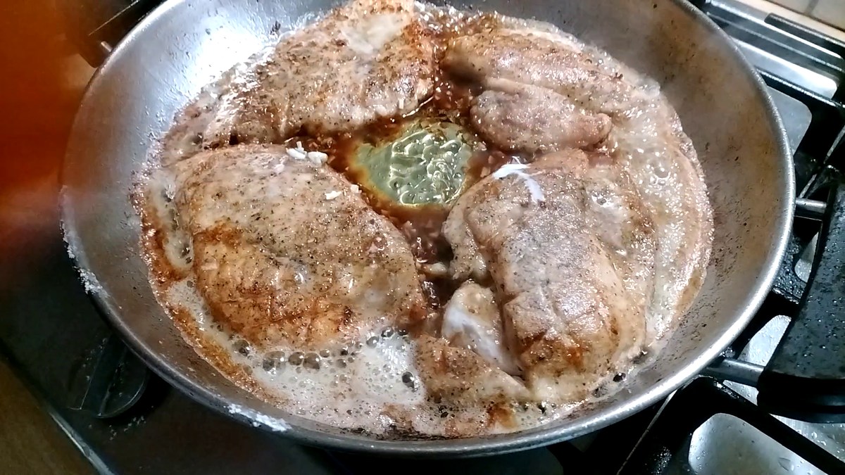  Жарим куриные грудки с мёдом и чесноком.