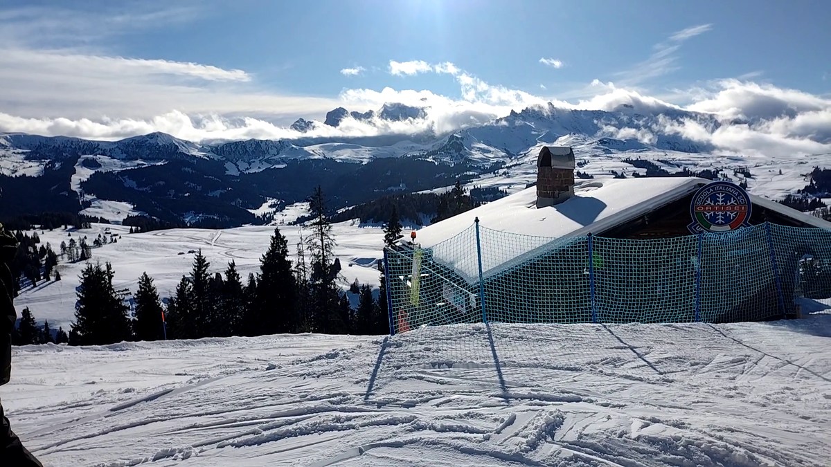 На горе.  Горнолыжный курорт в Италии Доломит. Забрались на гору. Посетили аутлет.