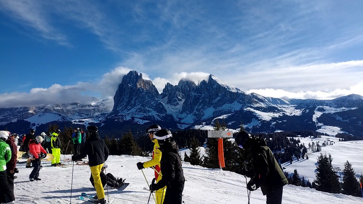 На горе.  Горнолыжный курорт в Италии Доломит. Забрались на гору. Посетили аутлет.