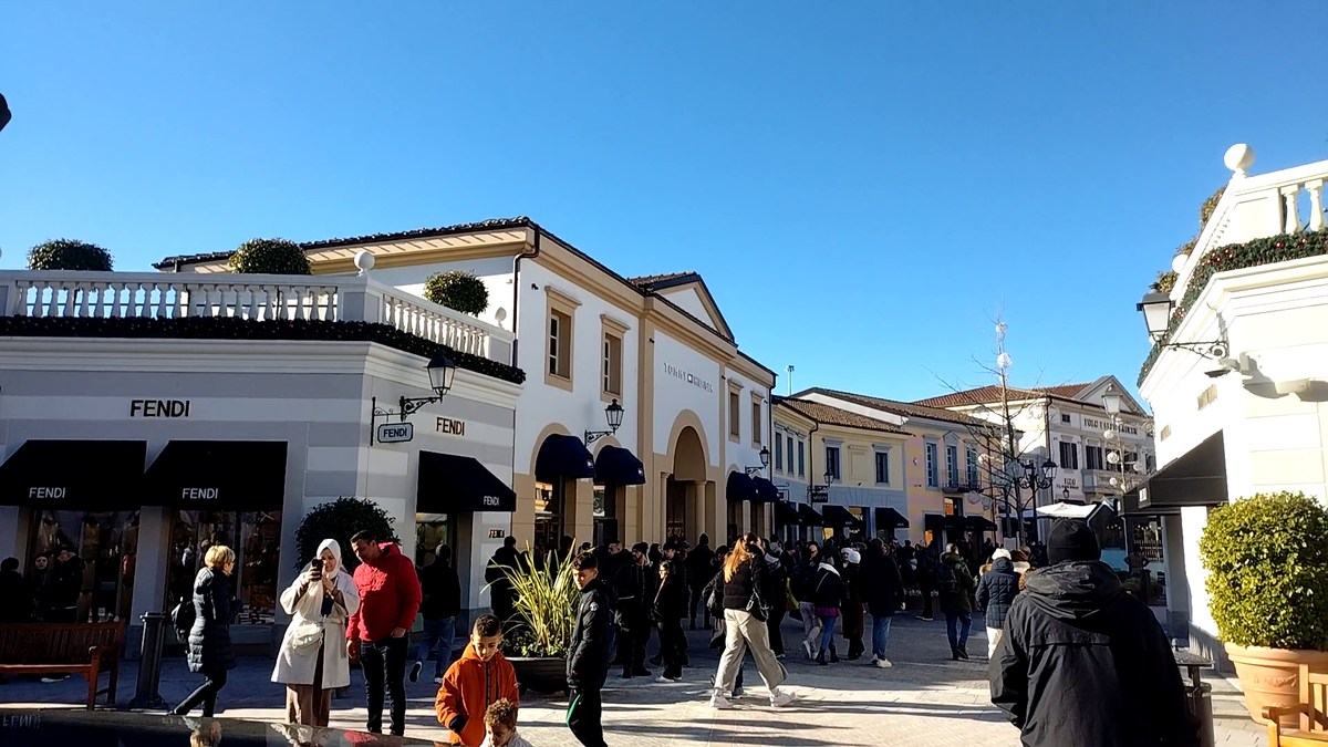 Аутлет Серравалле рядом с Миланом. Горнолыжный курорт в Италии Доломит. Забрались на гору. Посетили аутлет.